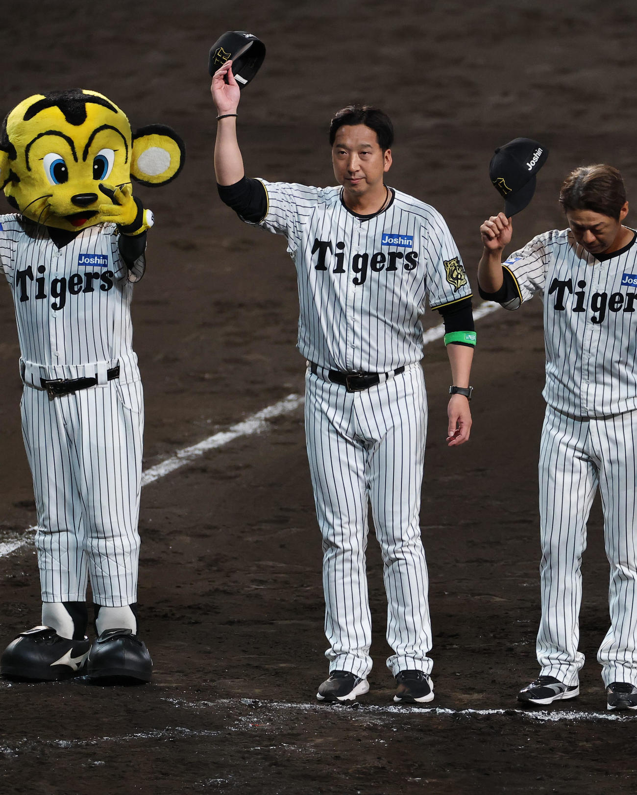 阪神対DeNA DeNAに勝利した藤川監督（中央）はファンにあいさつをする（撮影・上田博志）