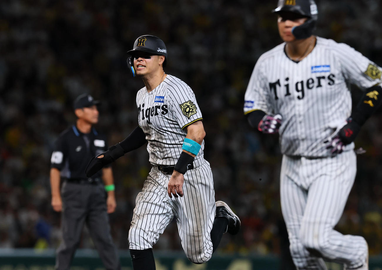 阪神対DeNA 8回裏阪神無死一塁、大山の右飛で、スタートを切っていた一走佐藤輝（左）は必死で帰塁する（撮影・藤尾明華）