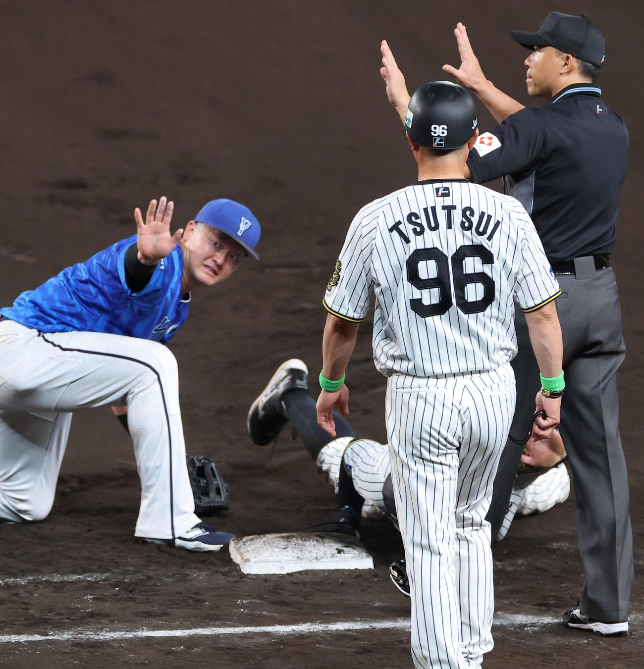 阪神対DeNA 8回裏阪神1死一塁、けん制球が当たり倒れ込む佐藤輝（撮影・上田博志）