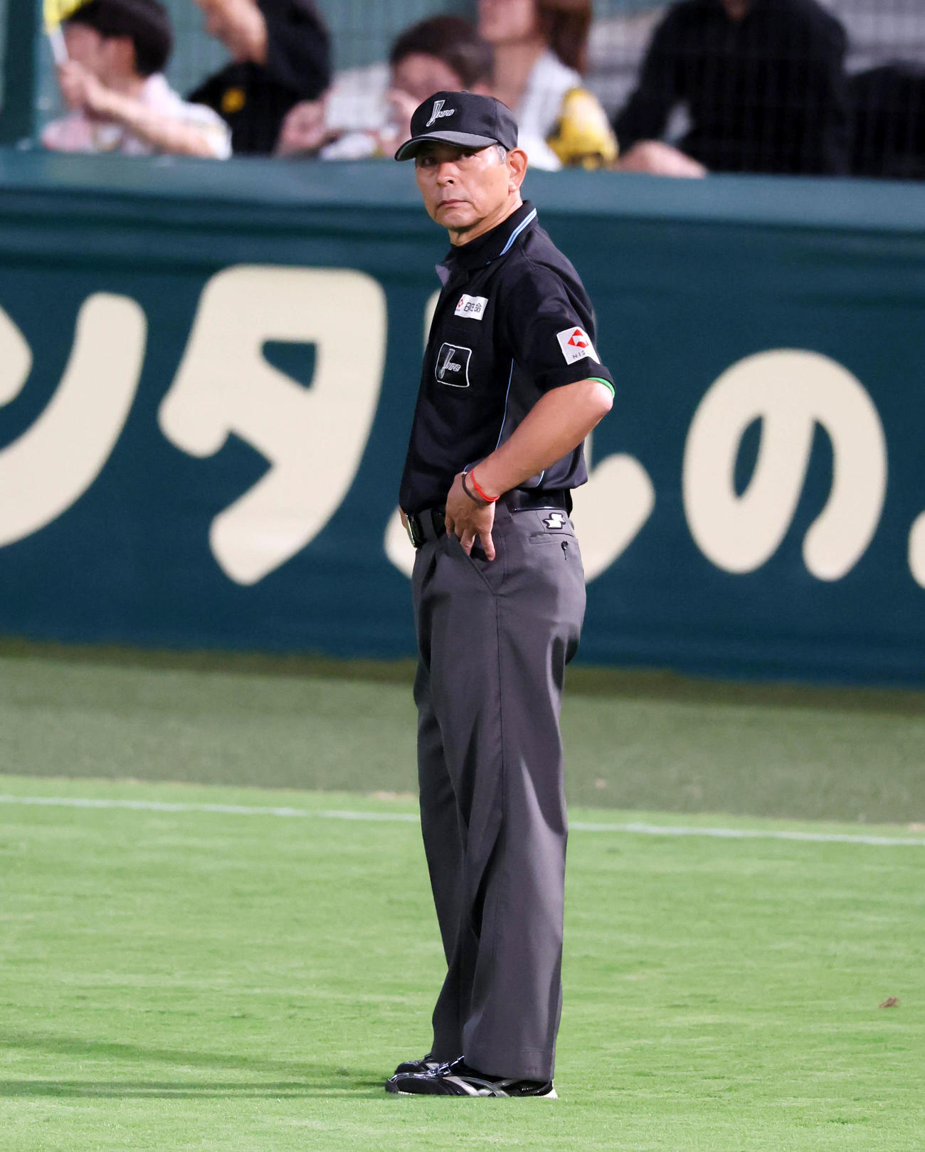 阪神対DeNA　この試合の責任審判を務めた左翼の「外審」真鍋審判員（撮影・加藤哉）