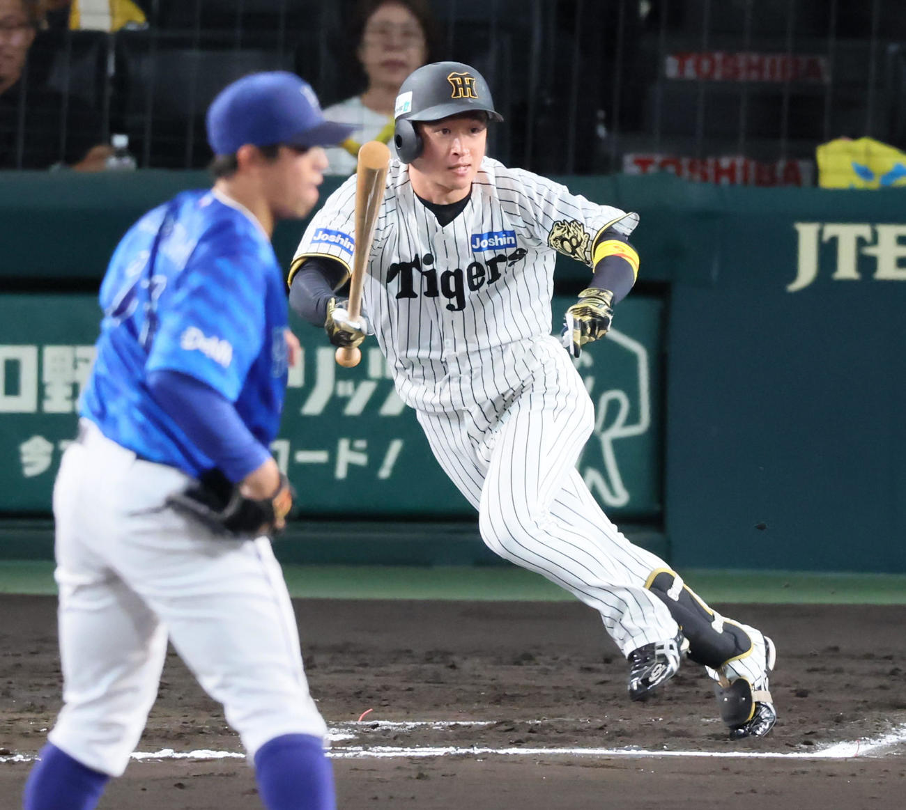 阪神対DeNA 6回裏阪神無死、内野安打を放つ近本。投手東（撮影・加藤哉）