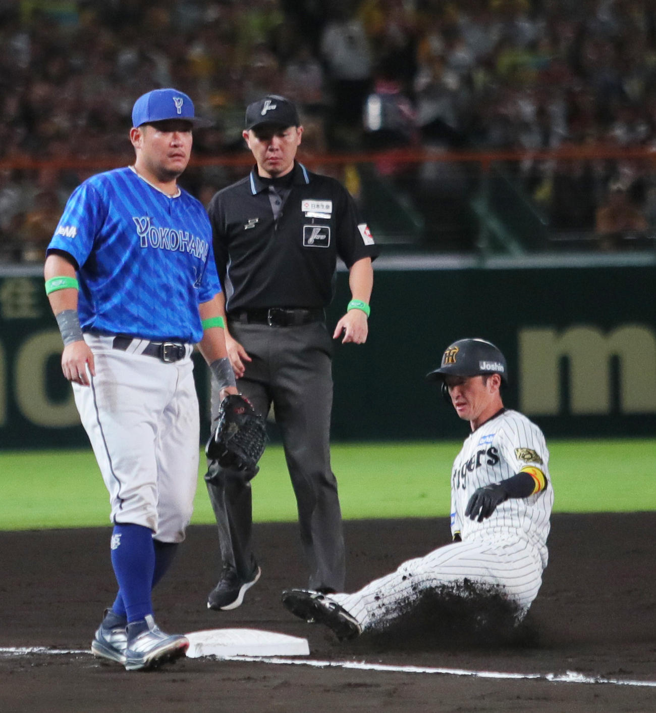 阪神対DeNA 6回裏阪神1死二塁、打者森下翔太の時、二走近本（右）は三盗を決める。三塁手筒香（撮影・上山淳一）
