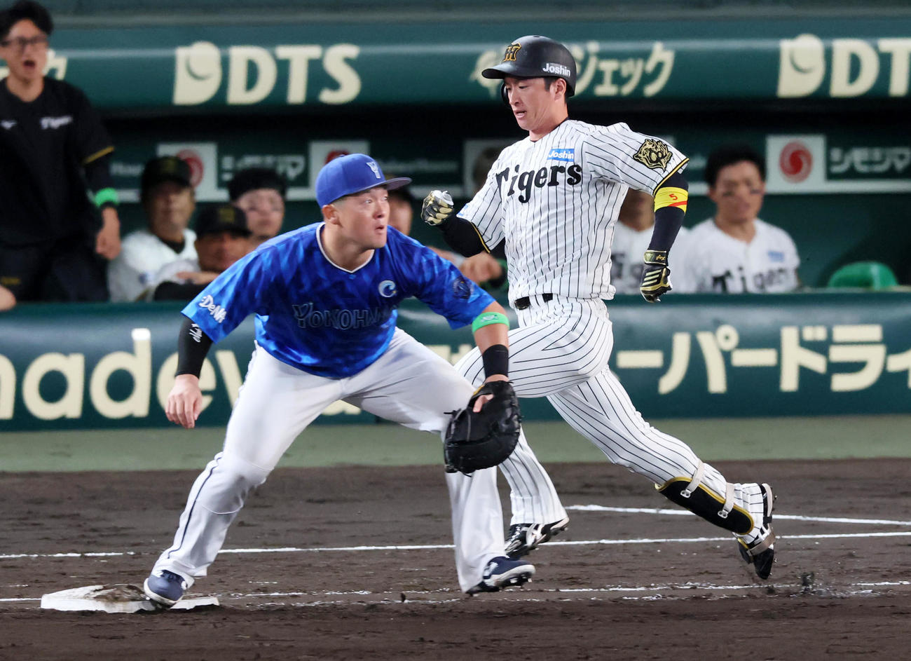 阪神対DeNA 6回裏阪神無死、内野安打を放つ近本。一塁手牧（撮影・加藤哉）