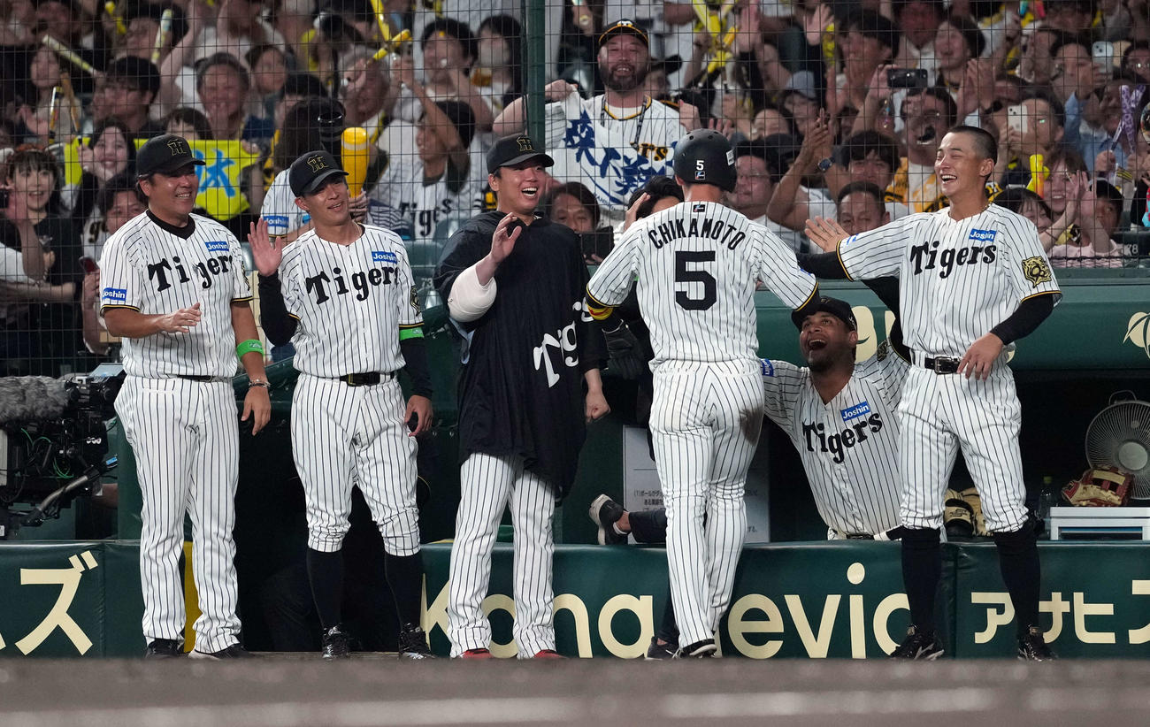 阪神対DeNA 6回裏阪神1死三塁、森下の先制適時打で生還した近本を迎える村上（撮影・たえ見朱実）