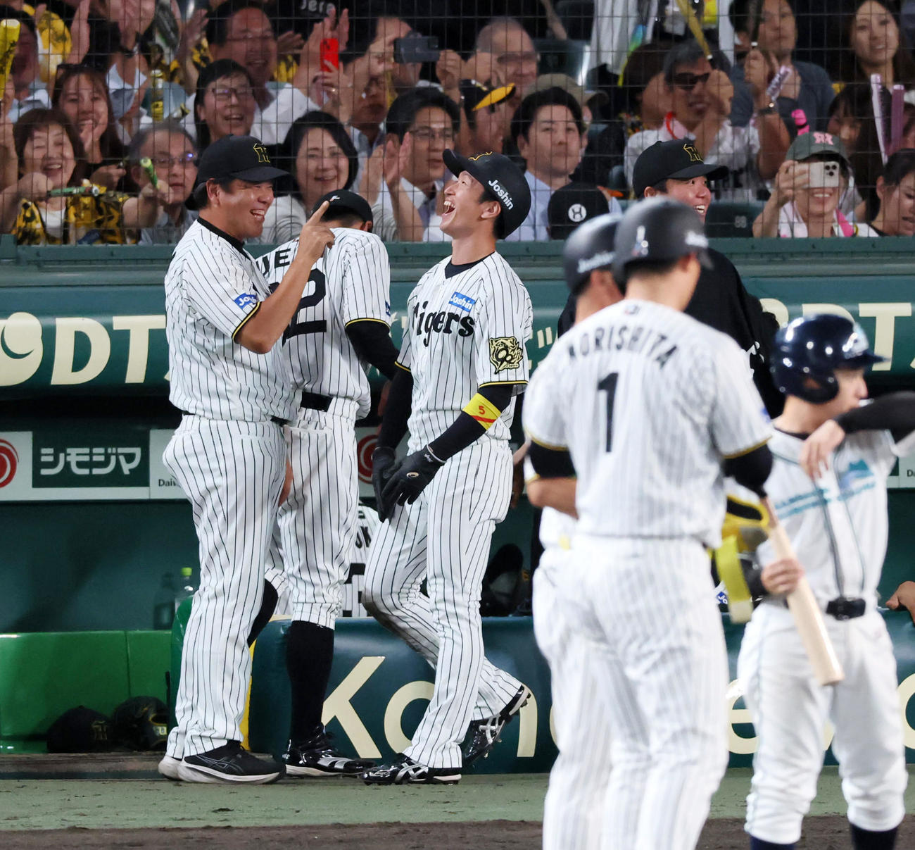 阪神対DeNA 6回裏阪神1死三塁、森下の中前適時打で生還した三走近本はベンチ前で満面の笑みを見せる（撮影・加藤哉）