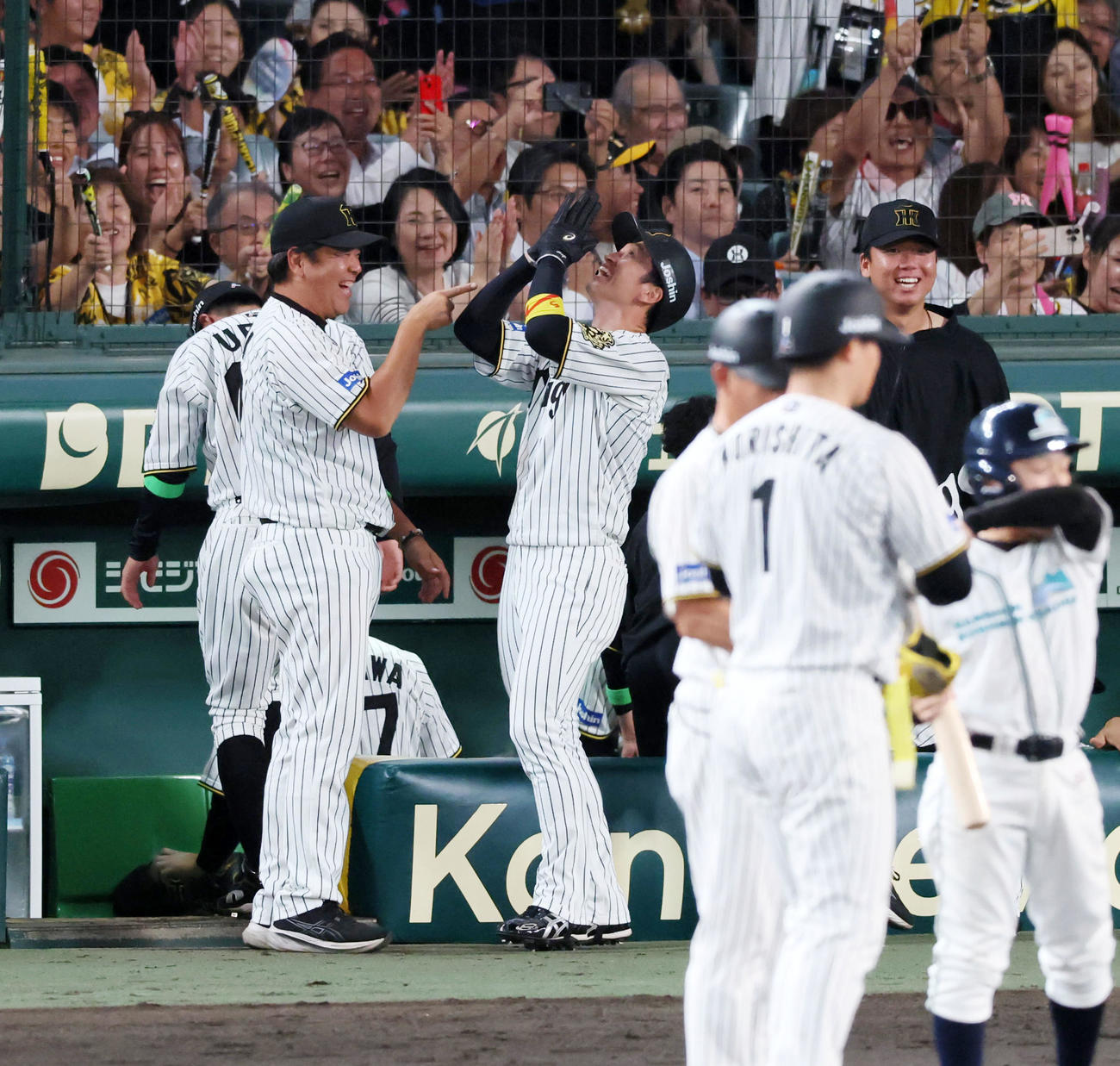 阪神対DeNA 6回裏阪神1死三塁、森下の中前適時打で生還した三走近本はベンチ前で満面の笑みを見せる（撮影・加藤哉）