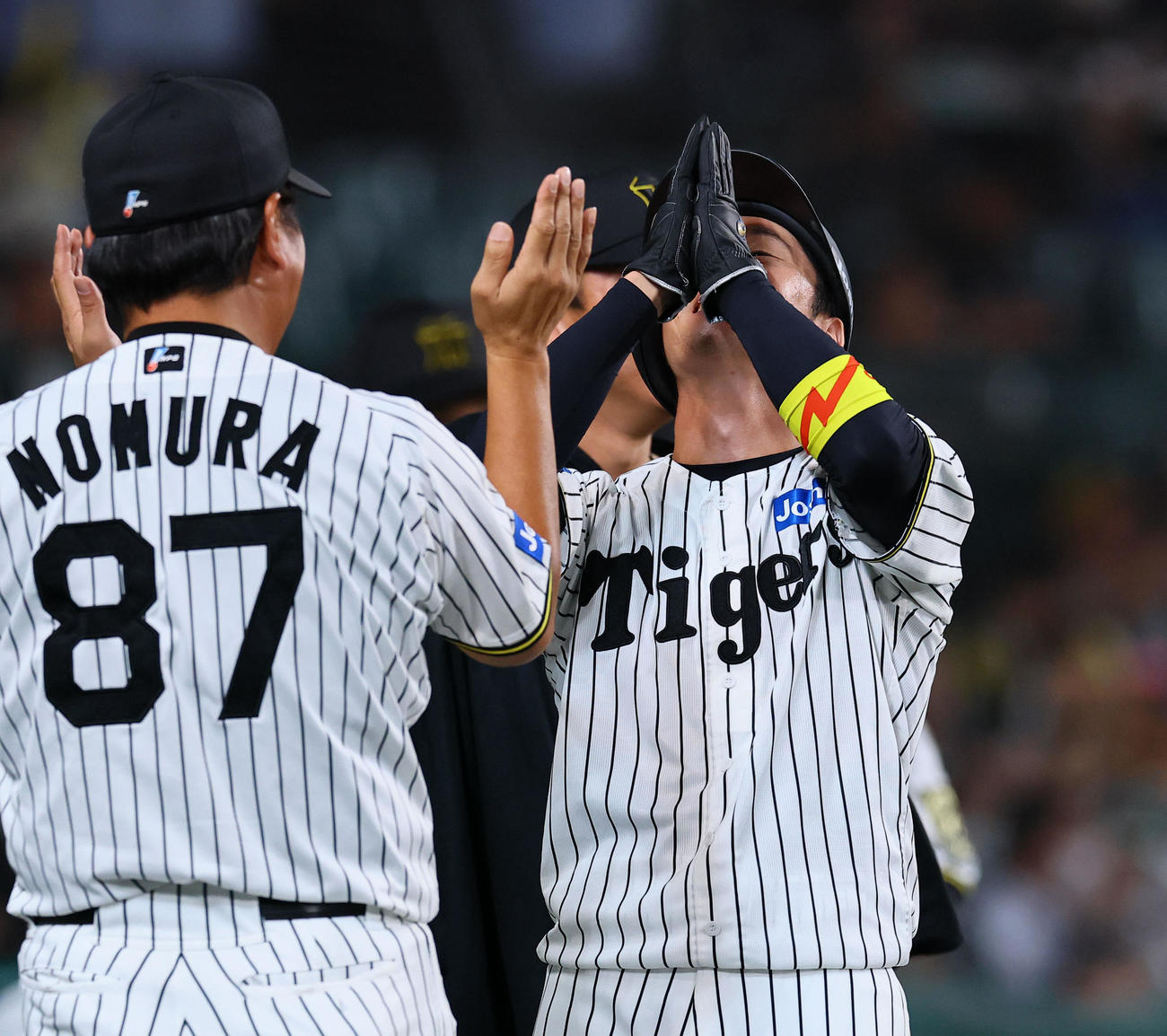阪神対DeNA 6回裏阪神1死三塁、森下の先制適時打で生還しナインとタッチを交わし、空に手を合わせる近本（撮影・藤尾明華）