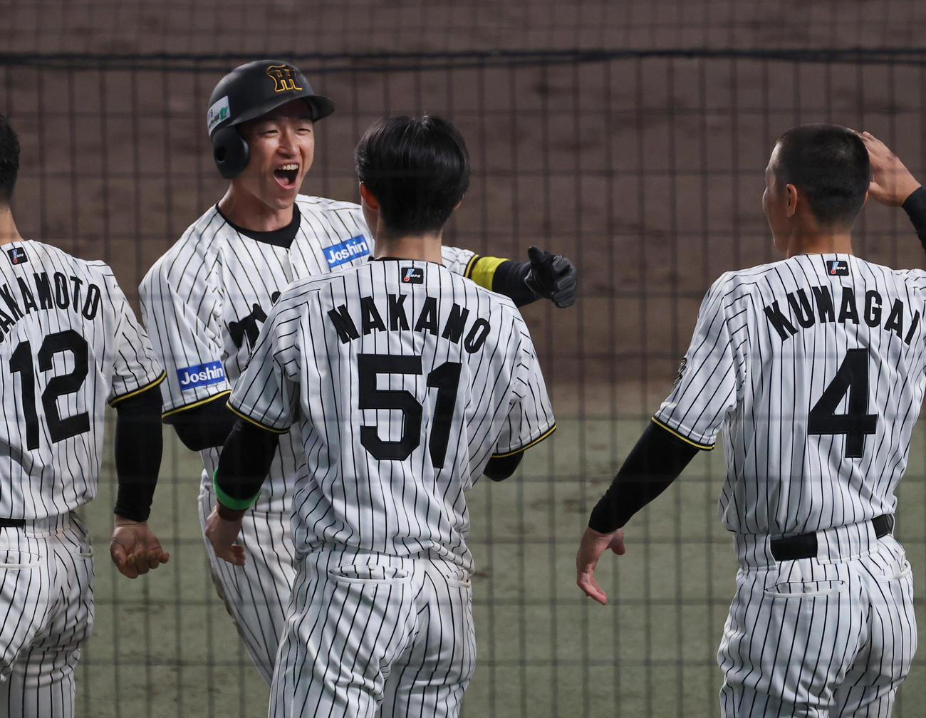 阪神対DeNA 6回裏阪神1死三塁、森下の先制適時打で生還した近本はナインの出迎えに笑顔を見せる（撮影・上田博志）