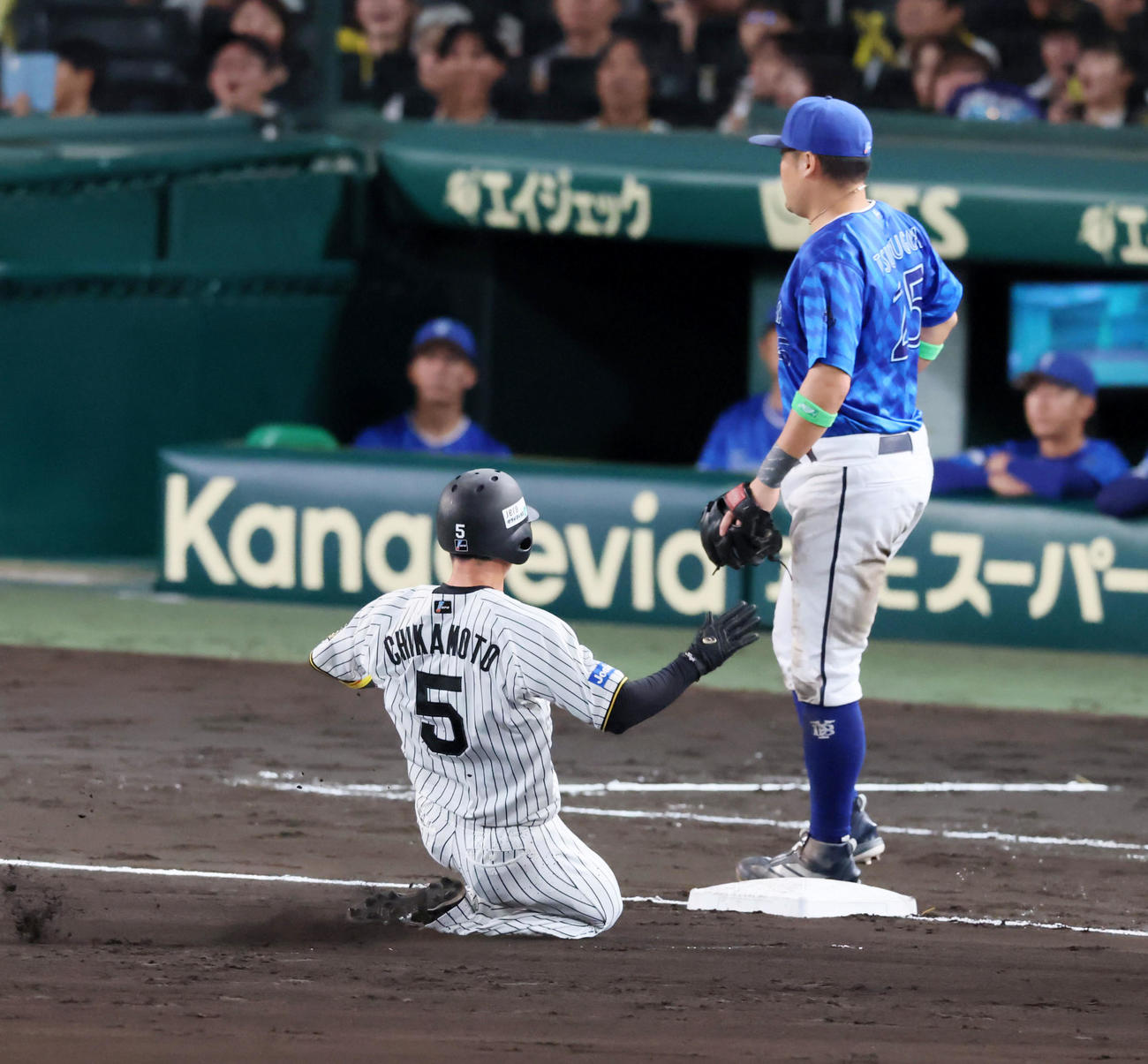 阪神対DeNA 6回裏阪神1死二塁、二走近本は打者森下のとき三塁盗塁を決める（撮影・加藤哉）