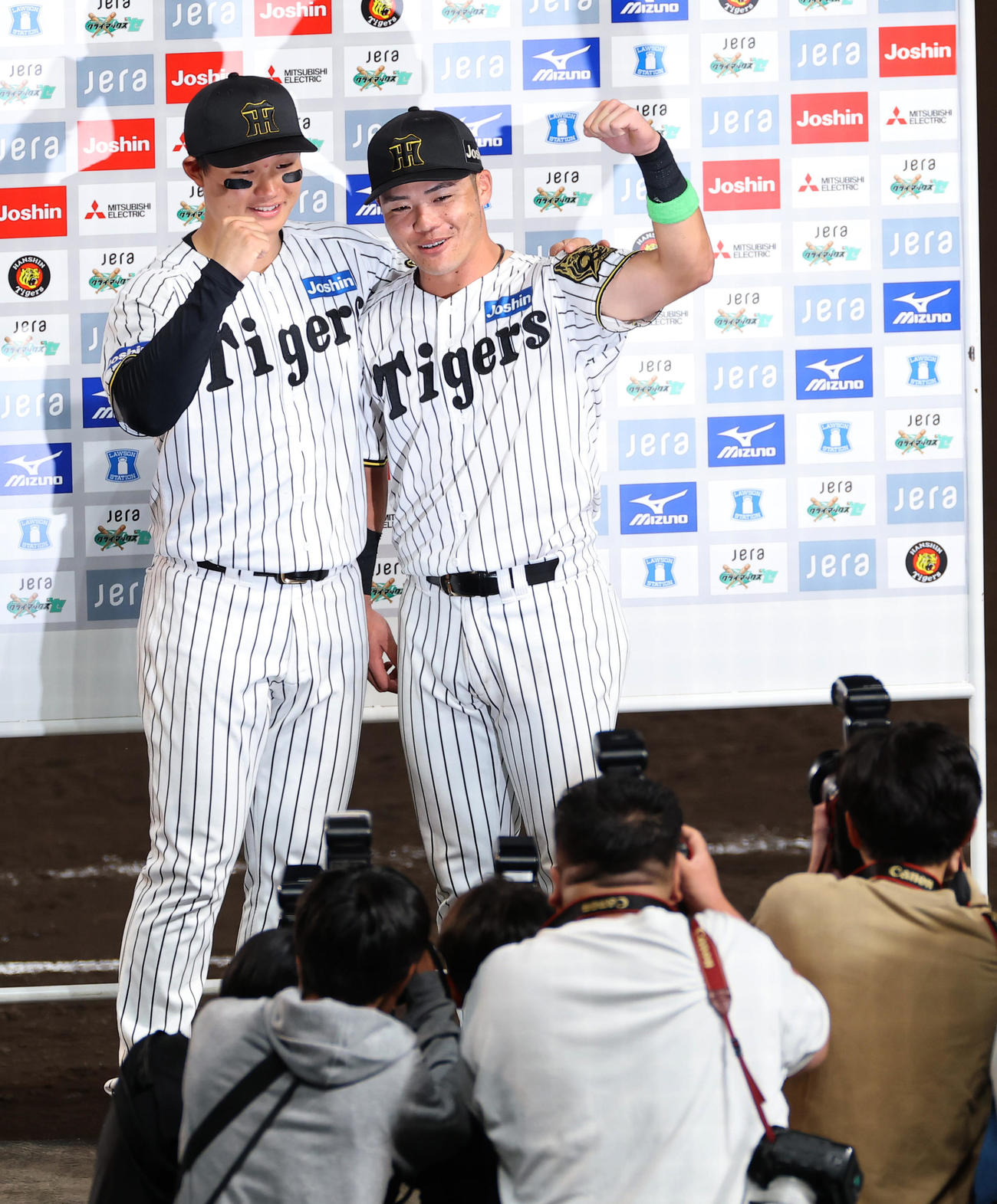 阪神対DeNA　お立ち台でガッツポーズをする森下（左）と小野寺（撮影・上田博志）