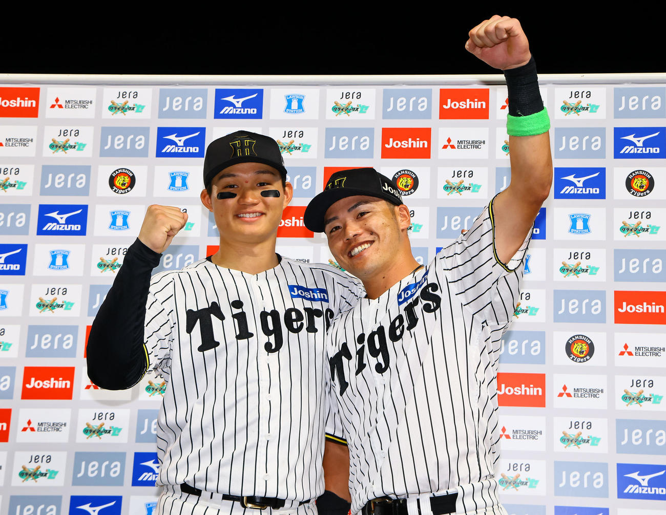 阪神対DeNA DeNAに勝利し、お立ち台で笑顔を見せる阪神森下（左）と小野寺（撮影・藤尾明華）