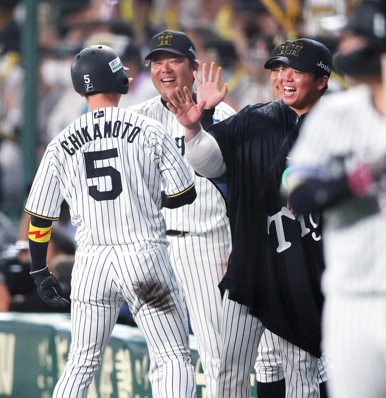 阪神対DeNA 6回裏阪神1死三塁、村上（右）は森下の中前適時打で生還した近本（左）を出迎える（撮影・上山淳一）