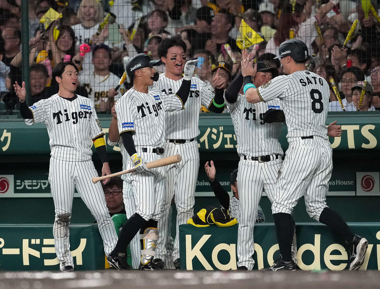 阪神対DeNA 6回裏阪神2死一、三塁、小野寺の適時打で生還した佐藤輝（右端）を迎える（左から）近本、熊谷、森下（撮影・たえ見朱実）