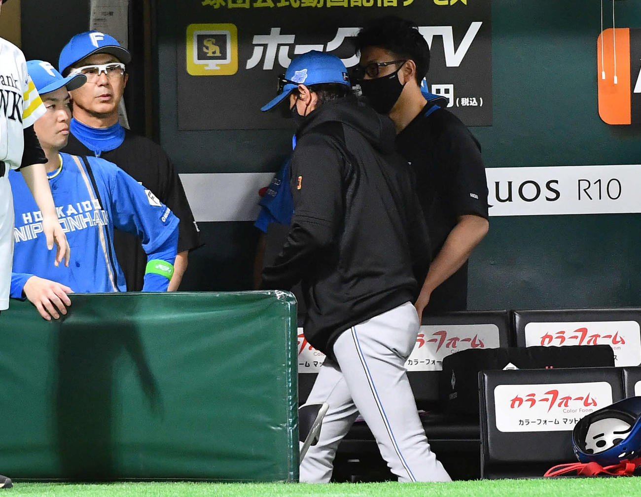 ソフトバンク対日本ハム　ソフトバンクにサヨナラ負けとなり、ベンチを後にする日本ハム新庄監督（撮影・岩下翔太）