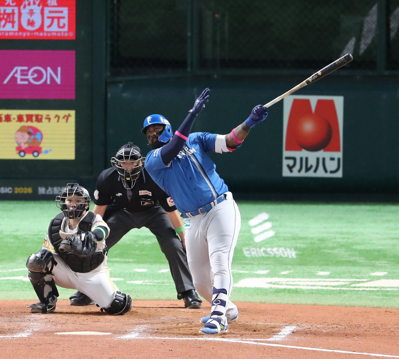 ソフトバンク対日本ハム　8回表日本ハム1死、レイエスは右中間に同点本塁打を放つ（撮影・梅根麻紀）