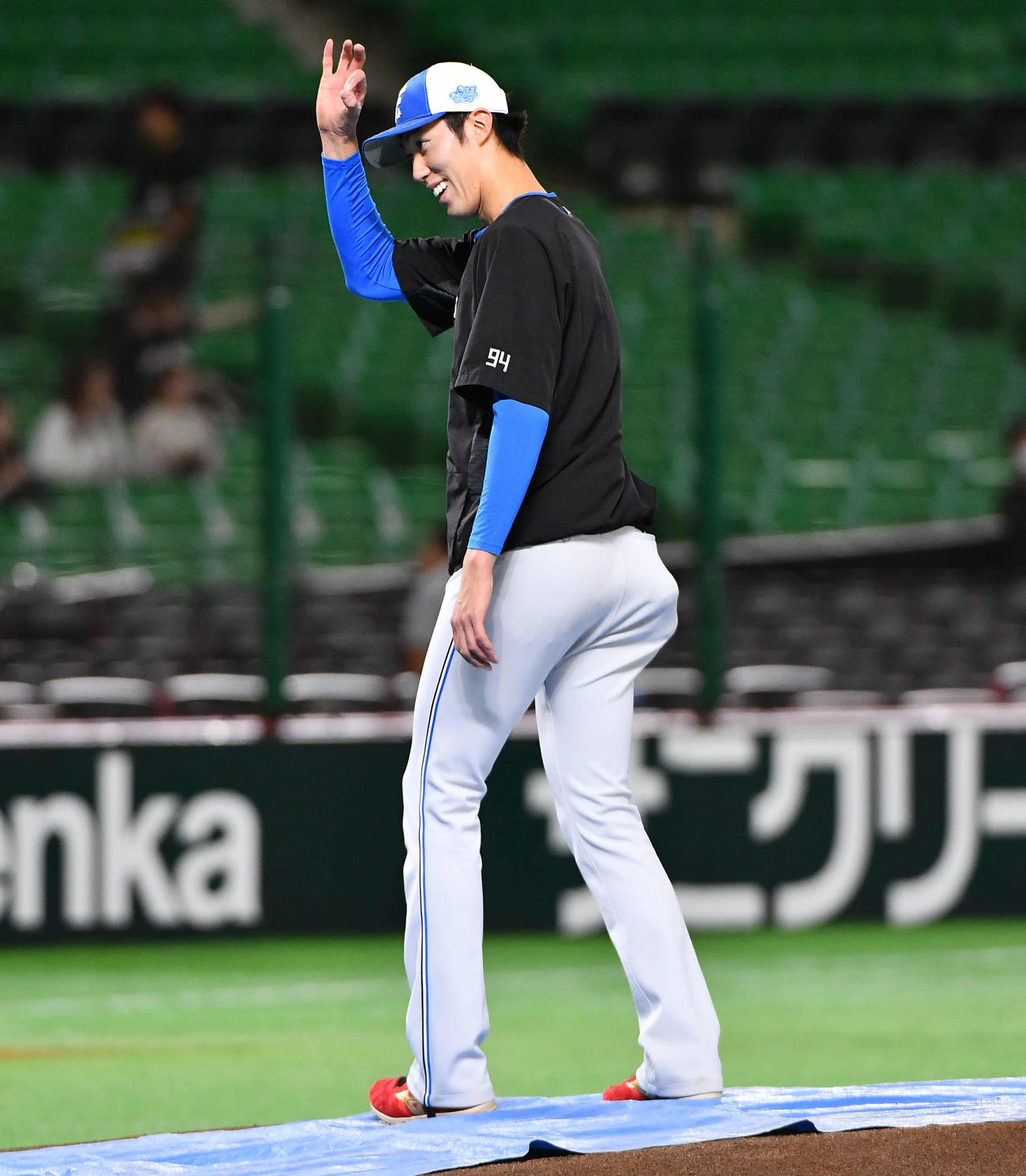 ソフトバンク対日本ハム　試合前、マウンドを確認した日本ハム福島はOKポーズを見せる（撮影・岩下翔太）