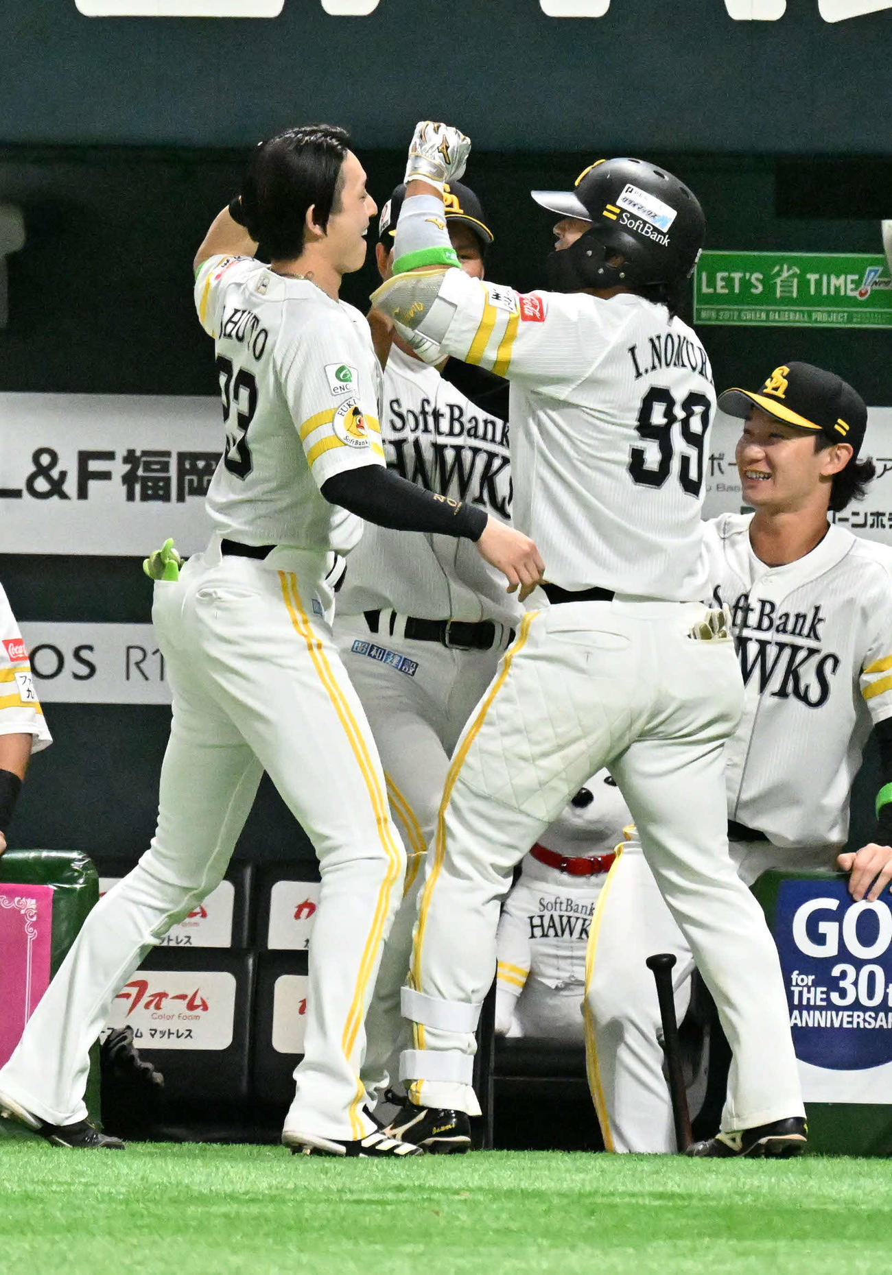 ソフトバンク対日本ハム　7回裏ソフトバンク無死、野村（右）は先制本塁打を放ちナインと歓喜する（撮影・林敢治）