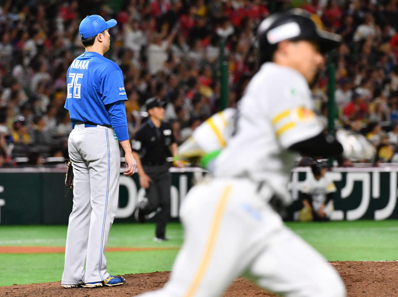 ソフトバンク対日本ハム　7回裏ソフトバンク無死、野村（右）に左中間へ先制本塁打を打たれた田中（撮影・岩下翔太）