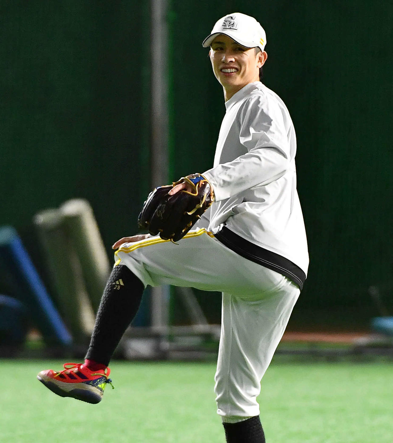 ソフトバンク対日本ハム　試合前、キャッチボールを行うソフトバンク周東（撮影・岩下翔太）