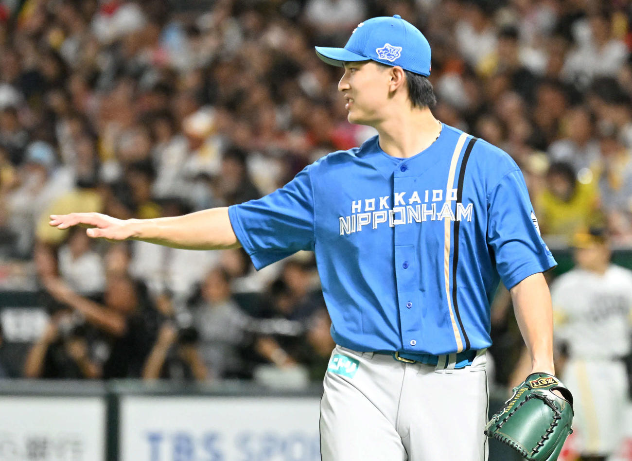 ソフトバンク対日本ハム　1回裏ソフトバンク1死満塁、打者牧原大を併殺に仕留めた達（撮影・林敢治）