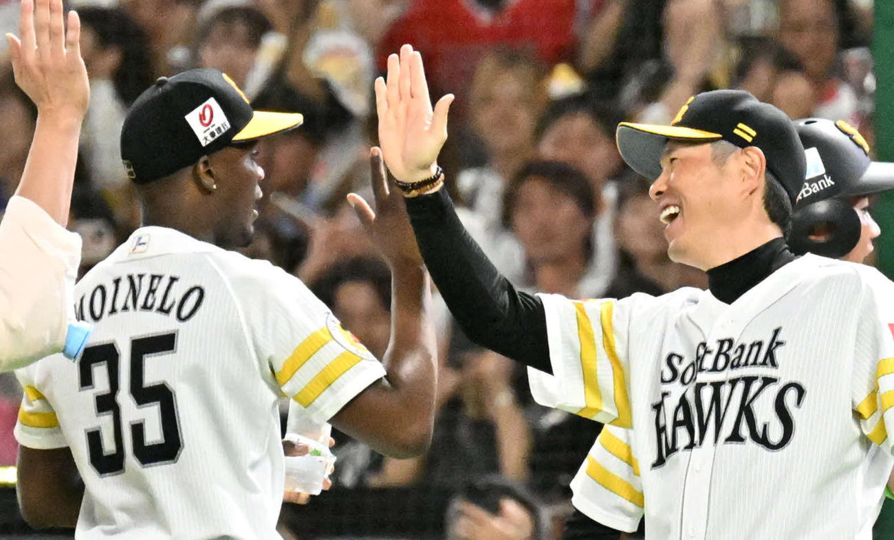 ソフトバンク対日本ハム　クライマックスシリーズ初戦を制しタッチを交わす小久保監督（右）とモイネロ（撮影・林敢治）