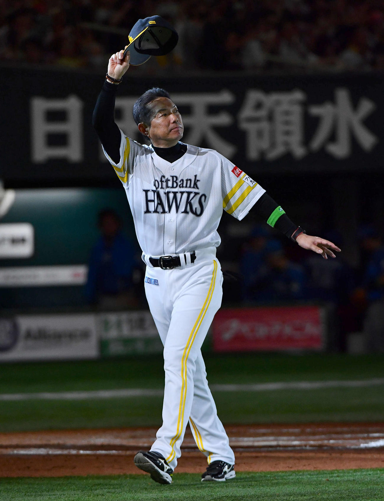 ソフトバンク対日本ハム　日本ハムにサヨナラ勝利し、ファンにあいさつするソフトバンク小久保監督（撮影・岩下翔太）