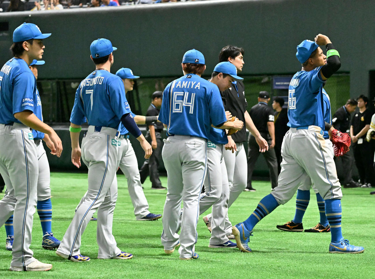 ソフトバンク対日本ハム　サヨナラ負けし、引き揚げる日本ハムの選手たち（撮影・林敢治）