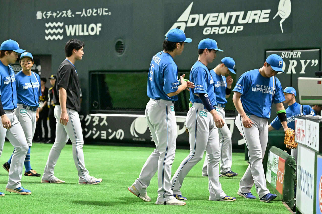 ソフトバンク対日本ハム　クライマックスシリーズ初戦に敗れ引きあげる日本ハムナイン（撮影・林敢治）