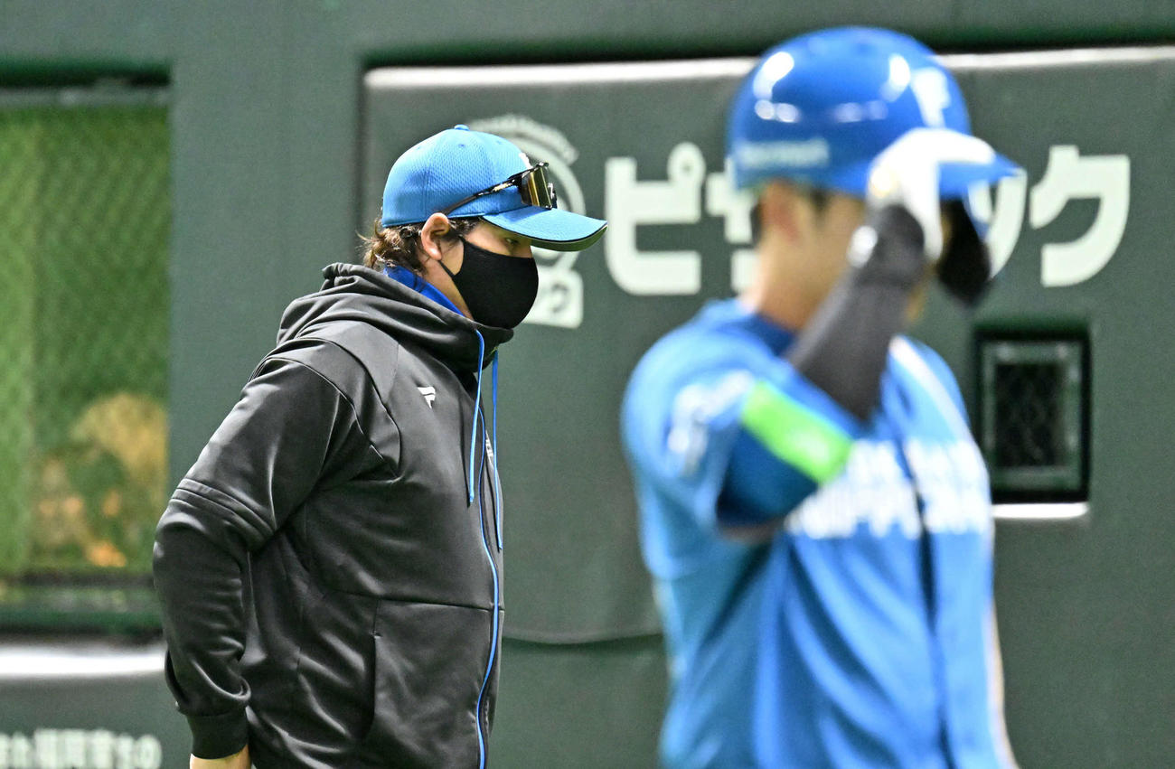 ソフトバンク対日本ハム　9回表終了後、選手交代を告げベンチに戻る新庄監督（左）（撮影・林敢治）