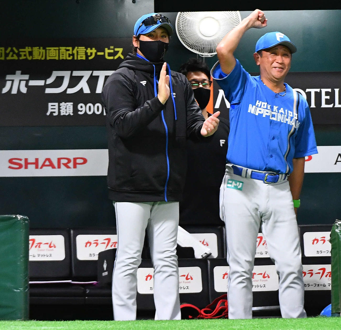 ソフトバンク対日本ハム　8回表日本ハム1死、レイエスが右中間へ同点本塁打を放ち、ベンチで喜ぶ新庄監督（左）（撮影・岩下翔太）