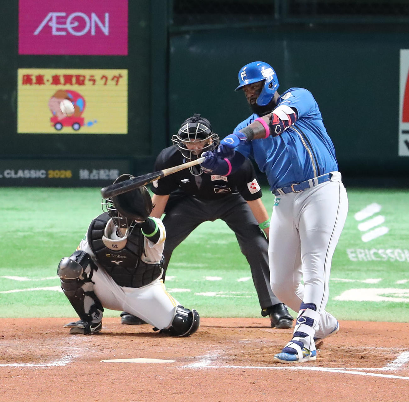 ソフトバンク対日本ハム　8回表日本ハム1死、レイエスは右中間に同点本塁打を放つ（撮影・梅根麻紀）