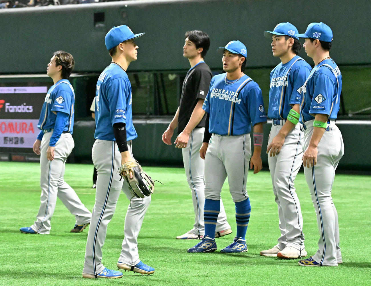 ソフトバンク対日本ハム　クライマックスシリーズ初戦に敗れ引きあげる日本ハムナイン（撮影・林敢治）