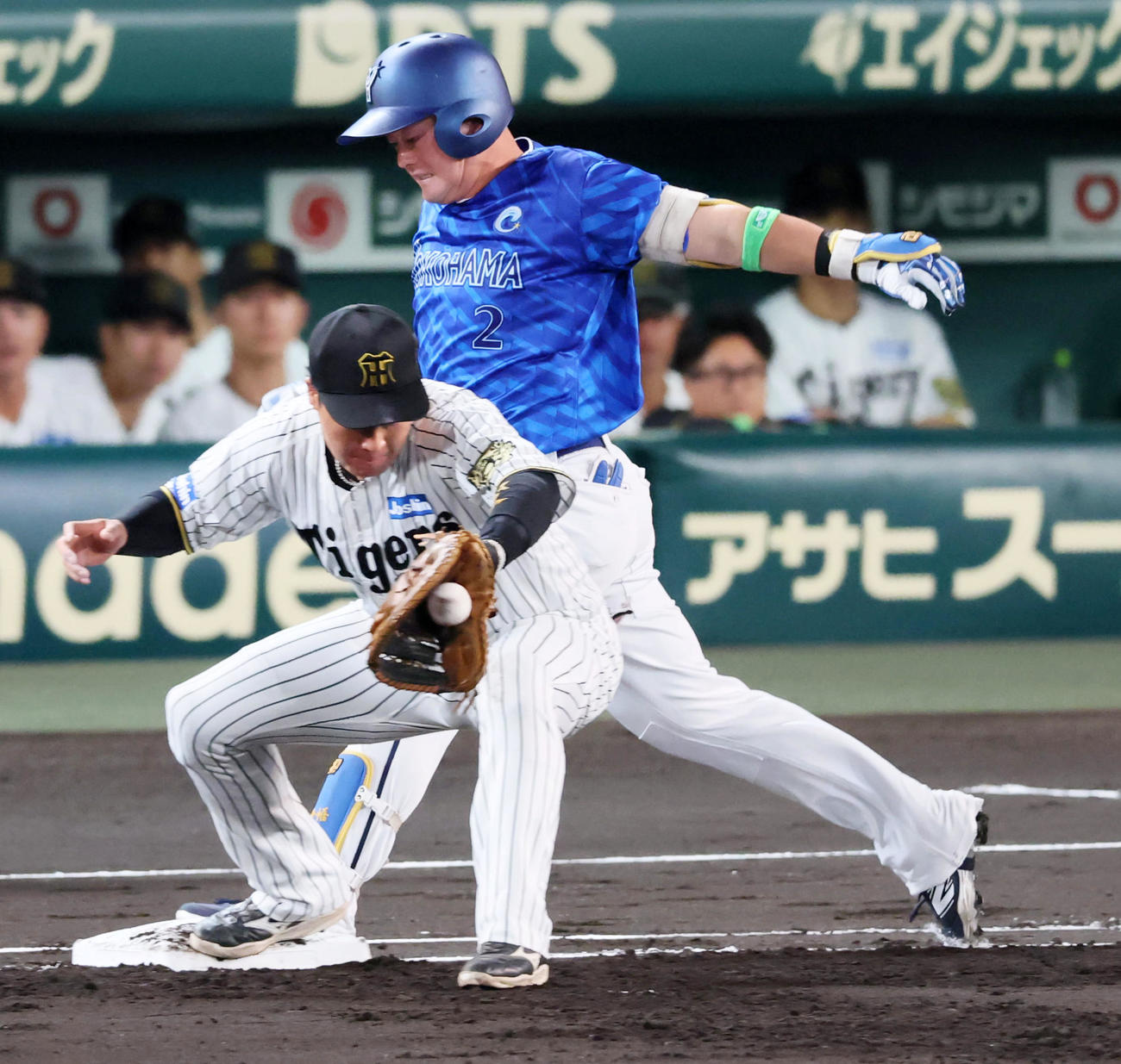 阪神対DeNA 1回表DeNA2死一、二塁、牧は内野安打を放つ。一塁手大山（撮影・加藤哉）