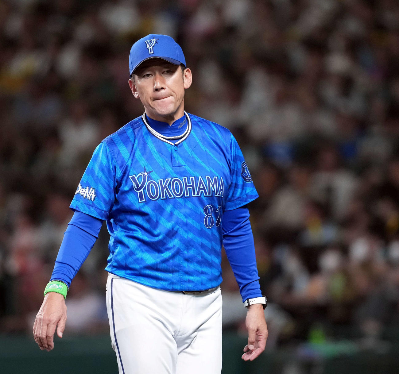 阪神対DeNA 8回、選手の交代を告げベンチに戻るDeNA三浦監督（撮影・たえ見朱実）