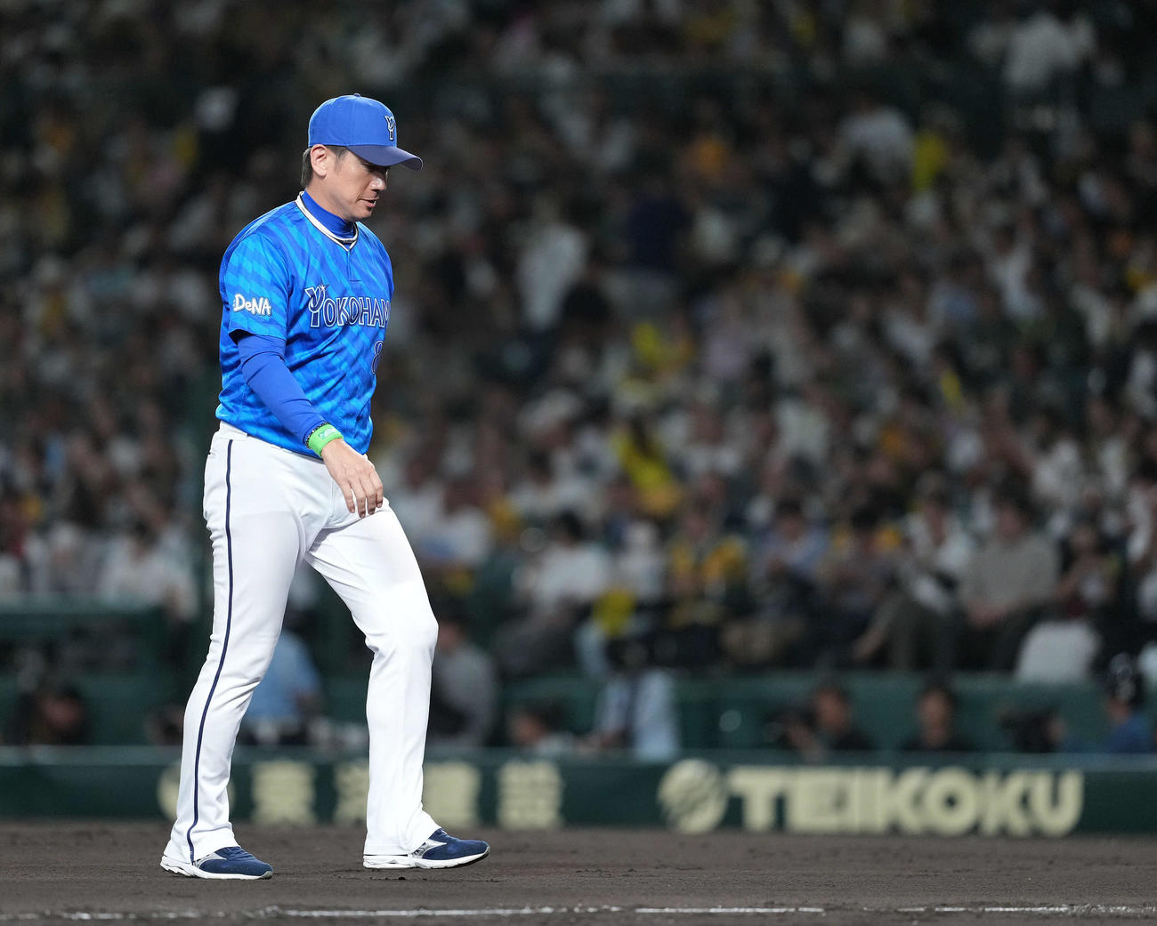 阪神対DeNA 6回途中、先発東の降板を告げベンチに戻るDeNA三浦監督（撮影・たえ見朱実）