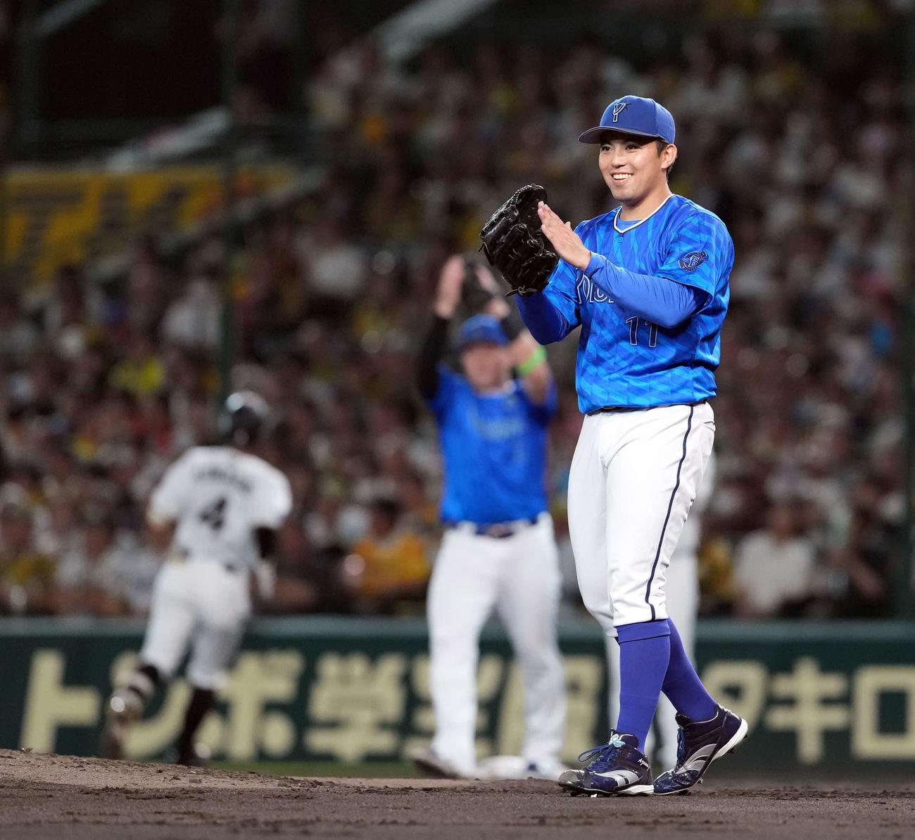 阪神対DeNA 3回裏阪神無死、熊谷の打球を好捕した三塁手筒香に笑顔を見せる東（撮影・たえ見朱実）