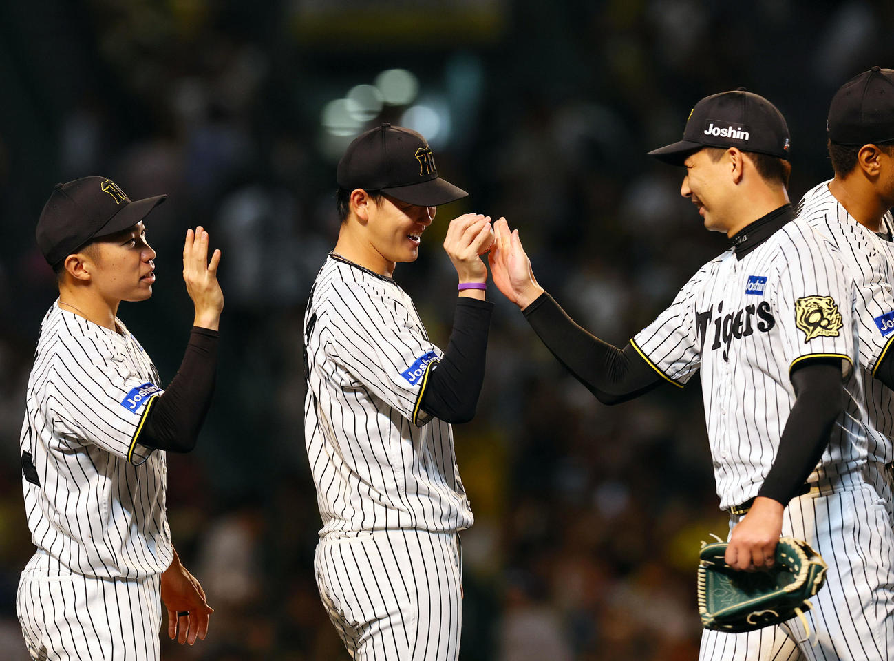 阪神対DeNA DeNAに勝利し、岩崎（右）からウイニングボールを受け取る阪神及川。左は石井（撮影・藤尾明華）