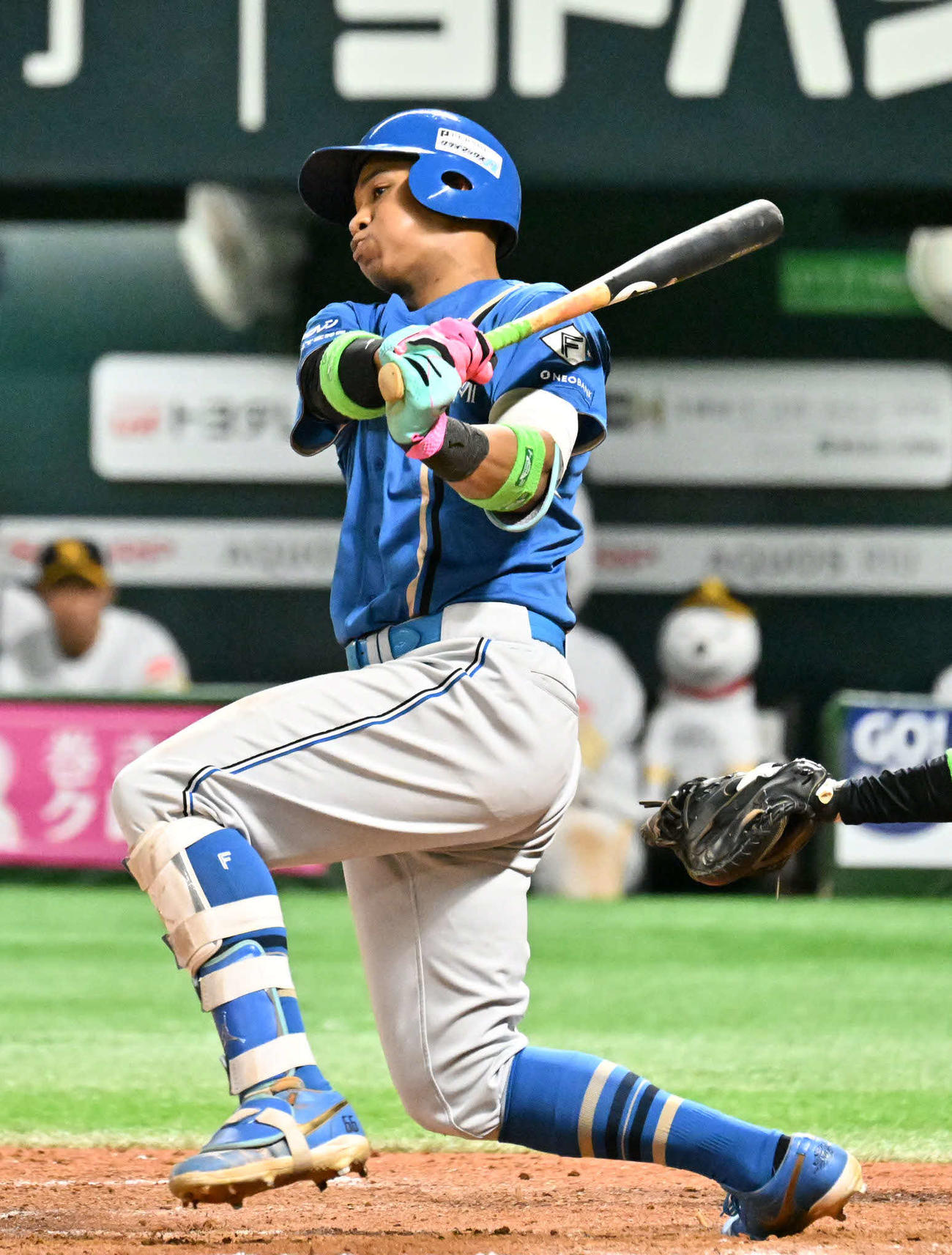 ソフトバンク対日本ハム　9回表日本ハム2死一塁、万波は左前安打を放つ（撮影・林敢治）