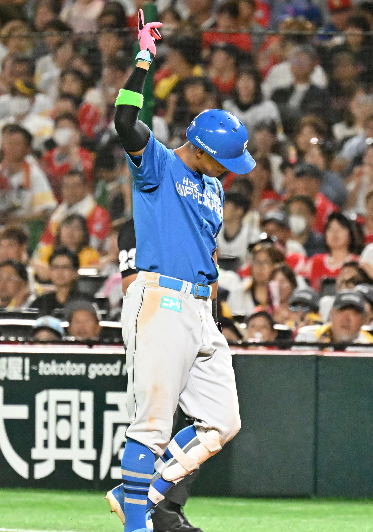 ソフトバンク対日本ハム　9回表日本ハム2死一塁、万波は左前安打を放つ（撮影・林敢治）