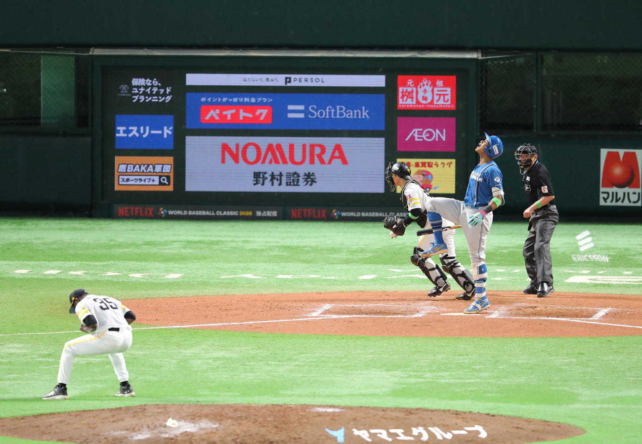 ソフトバンク対日本ハム　7回表日本ハム2死、万波は見逃しの三振に終わる（撮影・梅根麻紀）