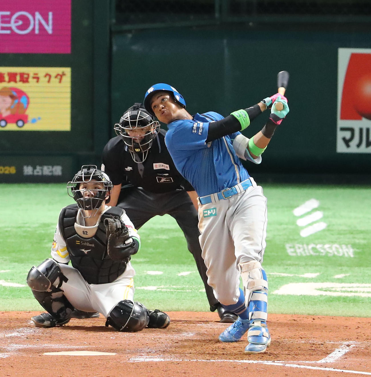 ソフトバンク対日本ハム　5回表日本ハム無死、万波は右越え二塁打を放つ（撮影・梅根麻紀）