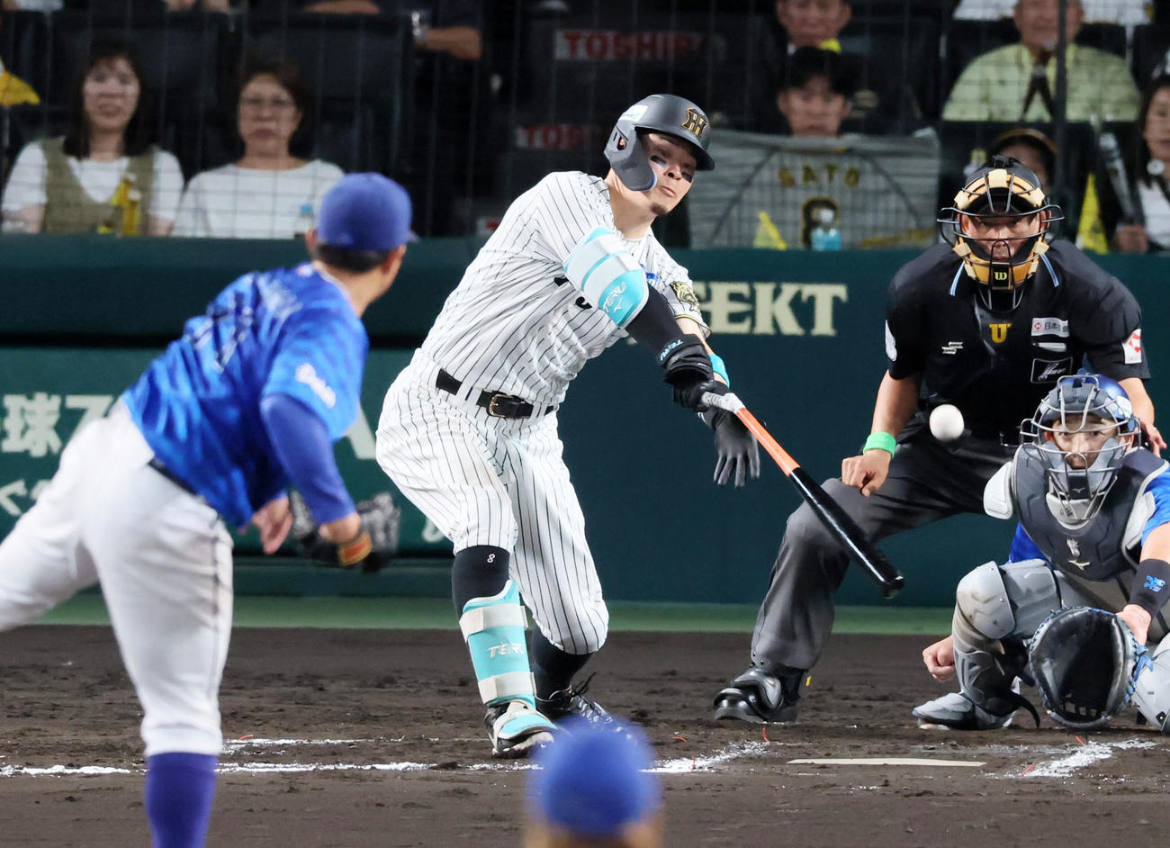 阪神対DeNA 6回裏阪神1死一塁、佐藤輝は中前打を放つ。投手東（撮影・加藤哉）