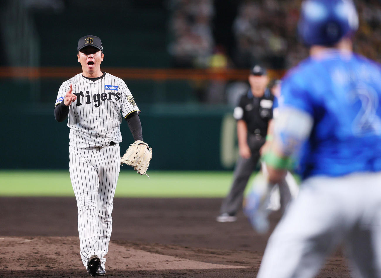 阪神対DeNA 3回表DeNA1死一、二塁、村上は牧を空振り三振に仕留め雄たけびをあげる（撮影・上山淳）