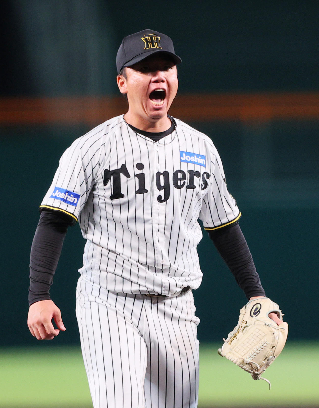 阪神対DeNA 3回表DeNA1死一、二塁、村上は牧を空振り三振に仕留め雄たけびをあげる（撮影・上山淳