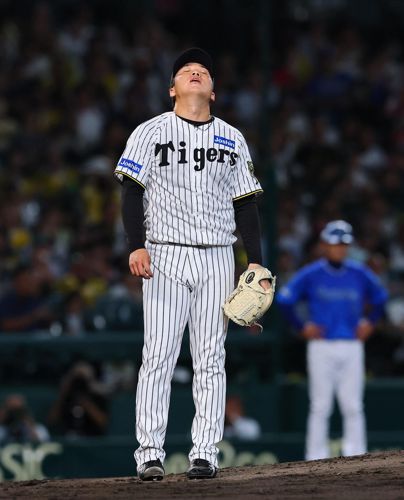 阪神対DeNA 4回表DeNA無死、石上に遊ゴロ内野安打を許し、天を仰ぐ村上（撮影・藤尾明華）