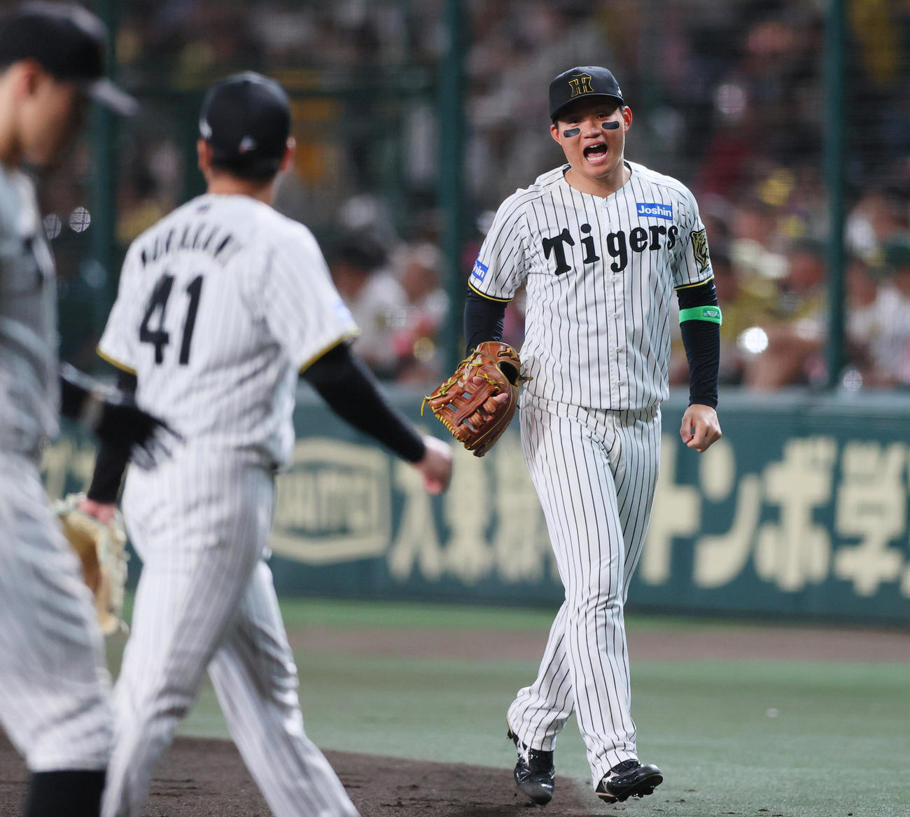 阪神対DeNA 3回表を無失点に抑えた村上（手前）に向かって声を上げる右翼手森下（撮影・上山淳一）