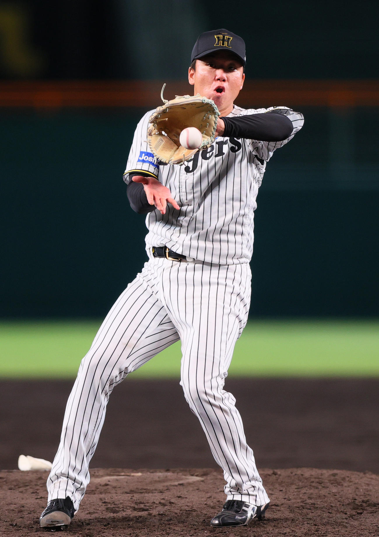阪神対DeNA 5回表DeNA無死一塁、村上は佐野の投ゴロに反応する（撮影・上山淳一）