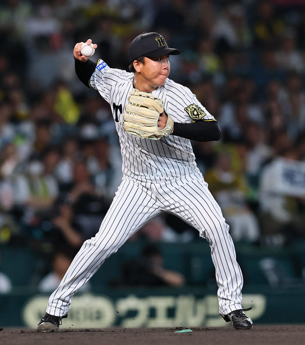 阪神対DeNA 1回表DeNA無死一塁、桑原の投前ゴロで二塁へ送球し封殺する村上（撮影・藤尾明華）