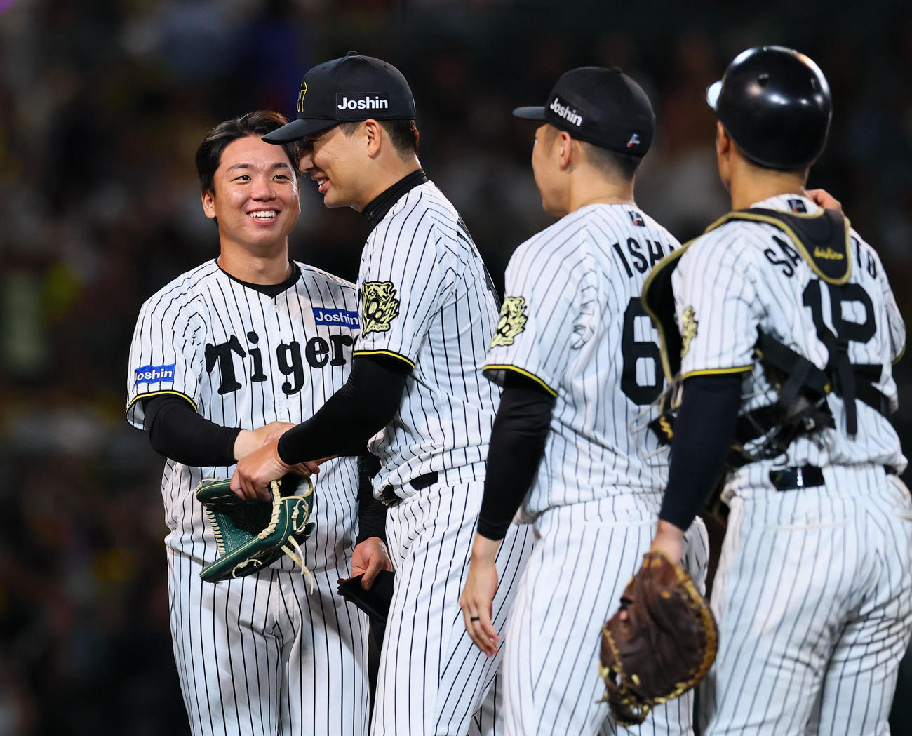 阪神対DeNA DeNAに勝利し、岩崎（左から2人目）と握手を交わす村上（左端）（撮影・藤尾明華）