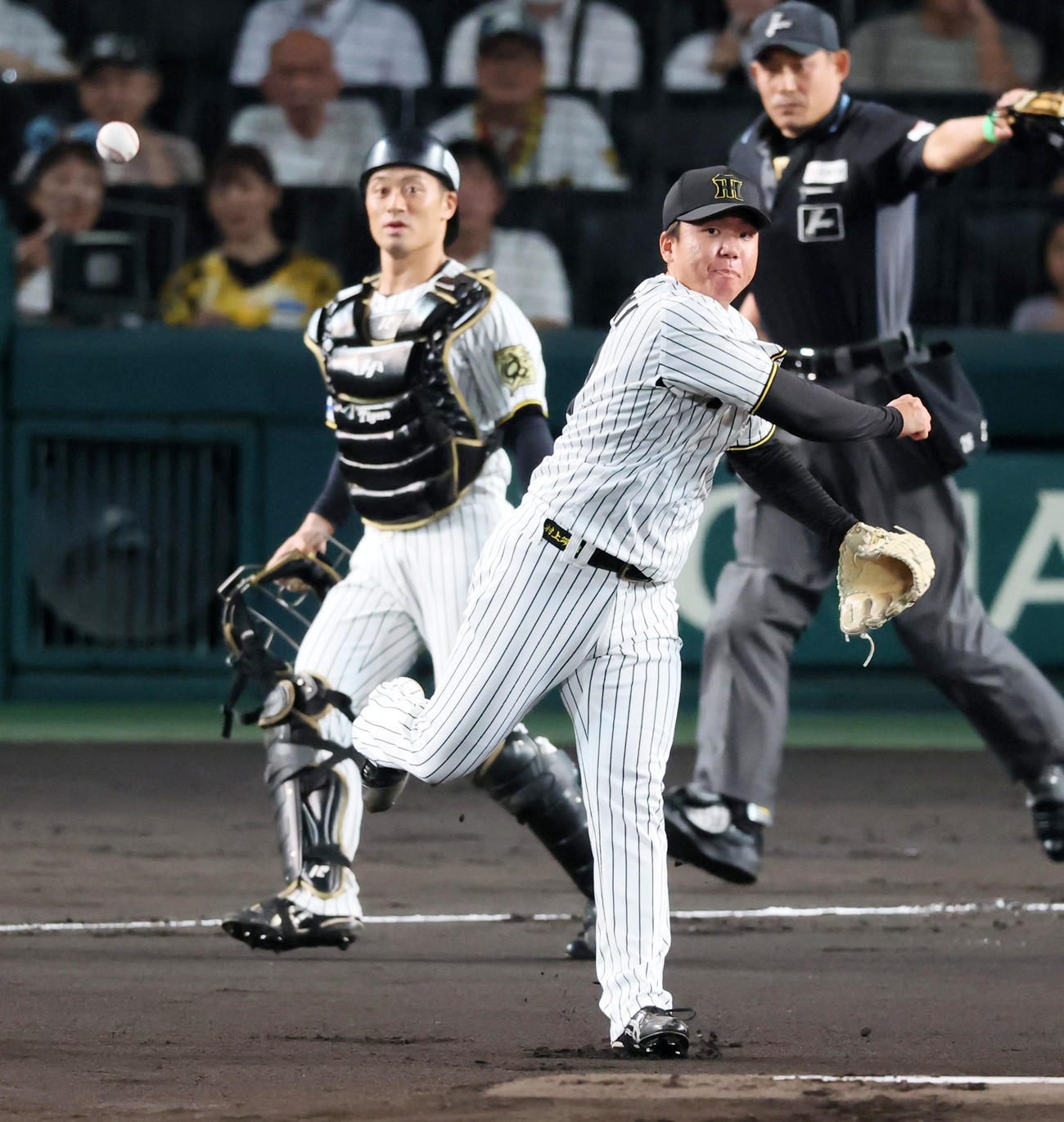 阪神対DeNA 1回表DeNA無死一塁、村上は桑原のバントを二塁へ送球する（撮影・加藤哉）